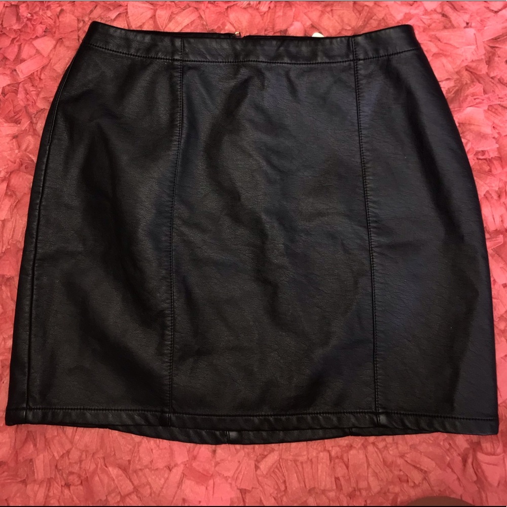Forever 21 Black pleather skirt NWT - Picture 2 of 3